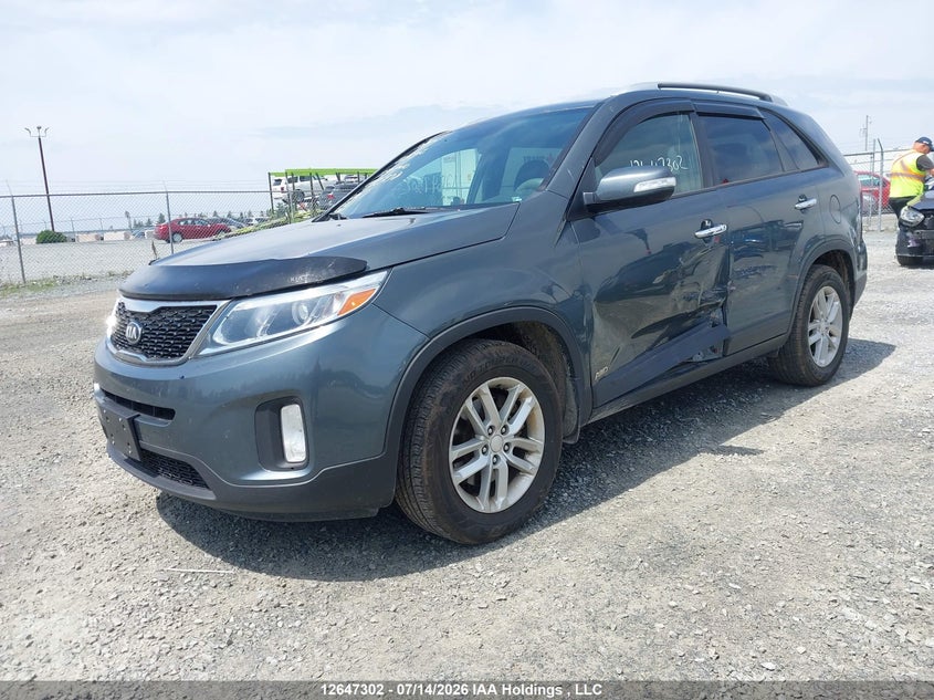 2014 Kia Sorento, Левый бок, IAAI, VIN 5XYKTDA77EG432878 — фото 2