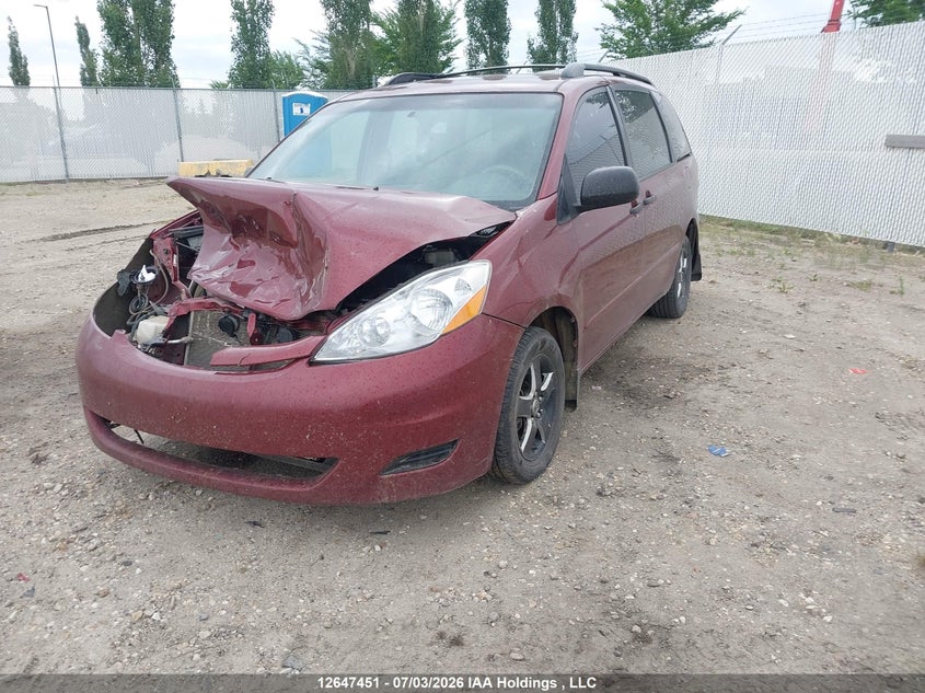 2007 Toyota Sienna, Удар спереду, IAAI, VIN 5TDZK29C17S048124 — фото 2