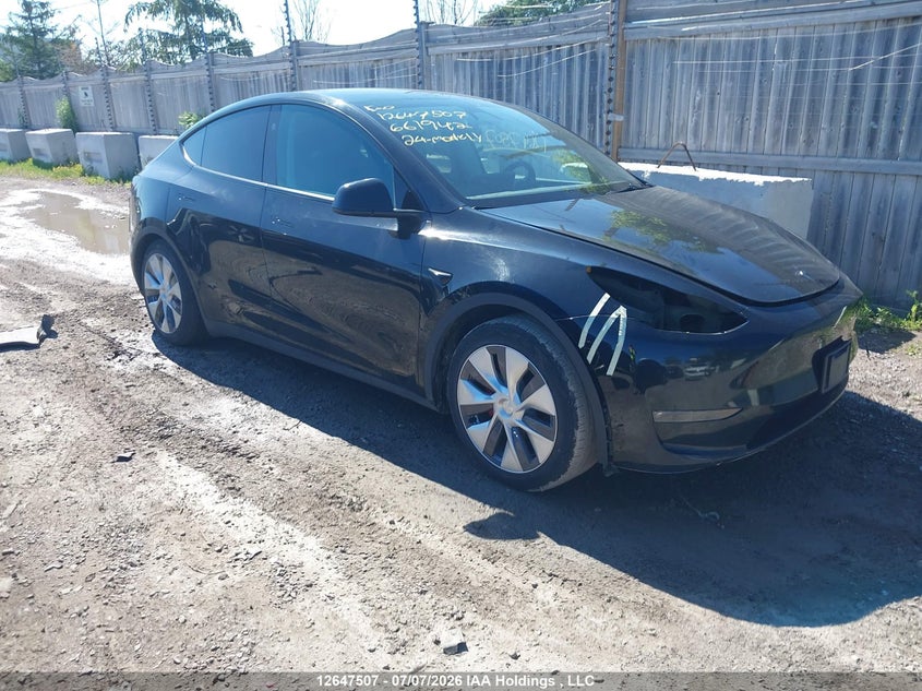 2024 Tesla Model Y Performance, Левый бок, IAAI, VIN LRWYGDEF7RC661942