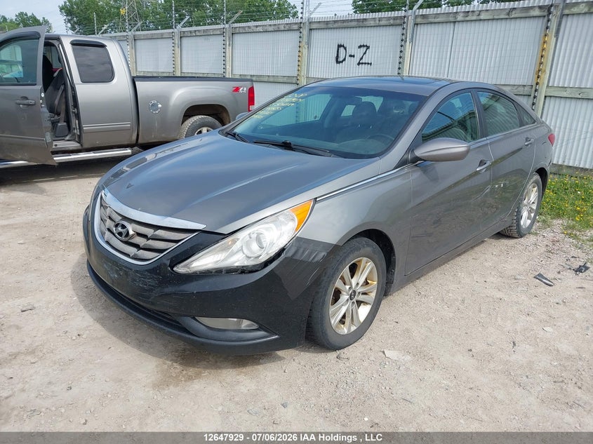 2013 Hyundai Sonata, Левый бок, IAAI, VIN 5NPEB4AC9DH616255 — фото 2