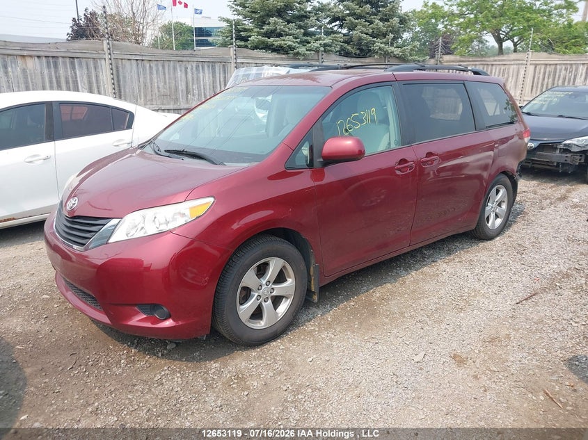2013 Toyota Sienna, Удар ззаду, IAAI, VIN 5TDKK3DC9DS350562 — фото 2