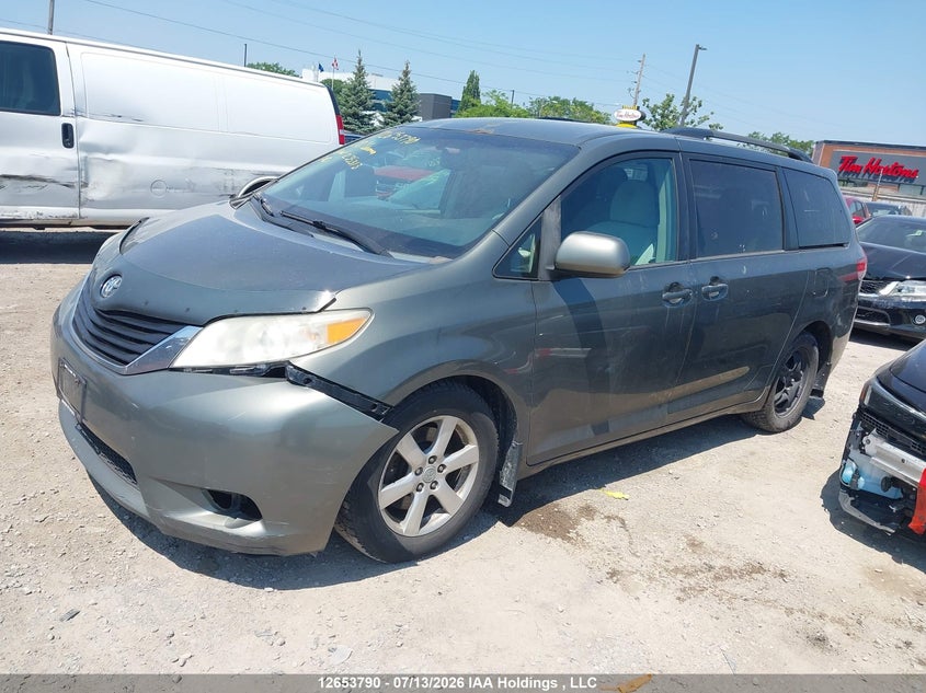 2012 Toyota Sienna, Удар спереди, IAAI, VIN 5TDKK3DC7CS235313 — фото 2