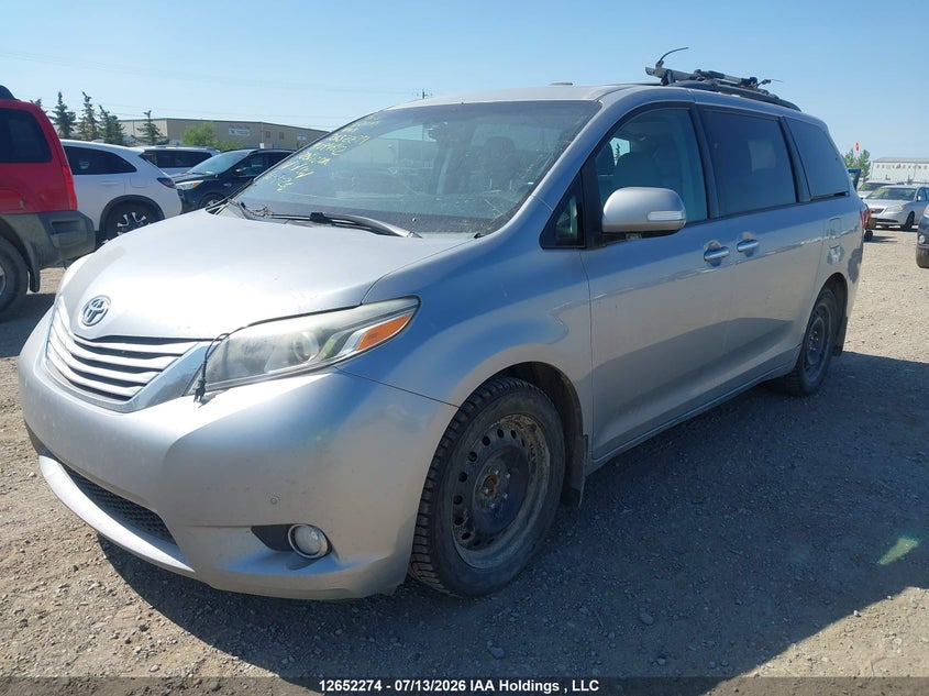 2015 Toyota Sienna, Правый зад, IAAI, VIN 5TDDK3DC5FS094612 — фото 2