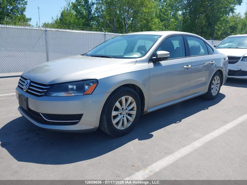 2013 Volkswagen Passat 2.5L Trendline, Правый зад, IAAI, VIN 1VWAH7A35DC007820 — фото 2