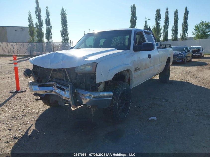 2005 Chevrolet Silverado, Front, IAAI, VIN 1GCHK29215E242626 — photo 2