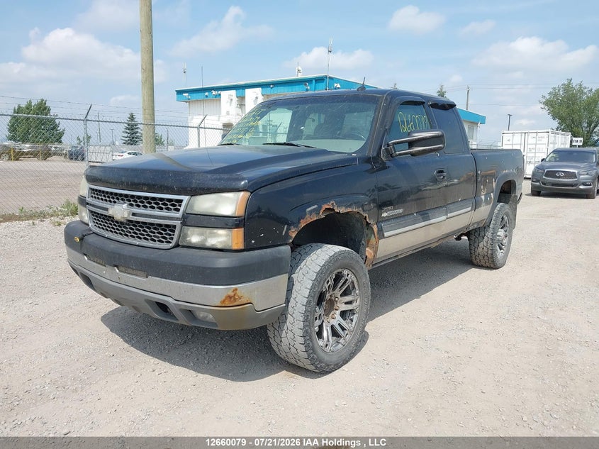 2005 Chevrolet Silverado, Hail, IAAI, VIN 1GCHK29215E107775 — photo 2