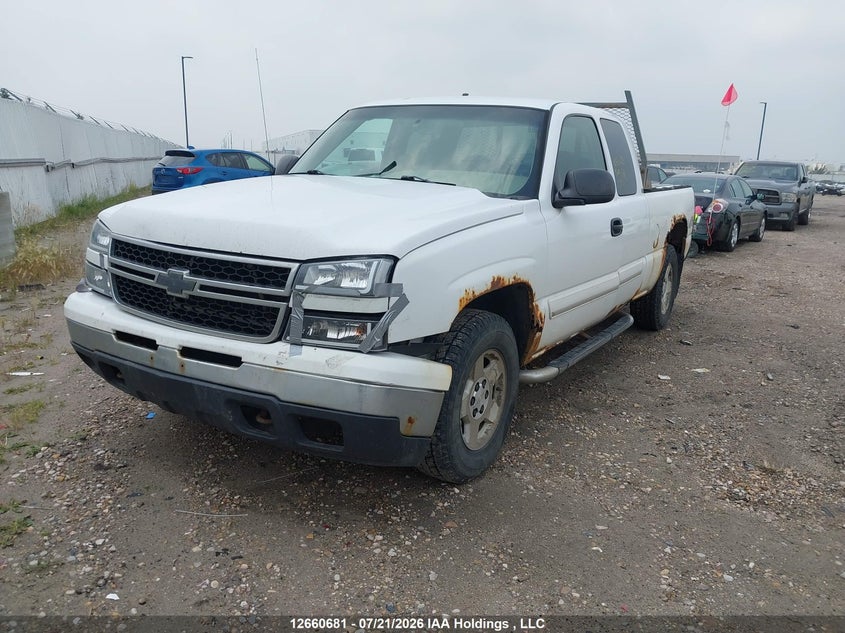 2006 Chevrolet Silverado, Front, IAAI, VIN 2GCEK19V261267321 — photo 2