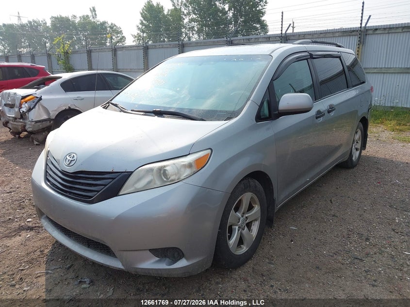 2013 Toyota Sienna, Удар ззаду, IAAI, VIN 5TDZK3DC9DS319004 — фото 2