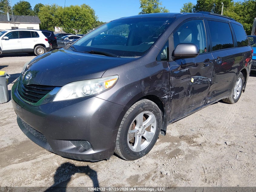 2011 Toyota Sienna, Левый бок, IAAI, VIN 5TDKK3DC9BS033202 — фото 2