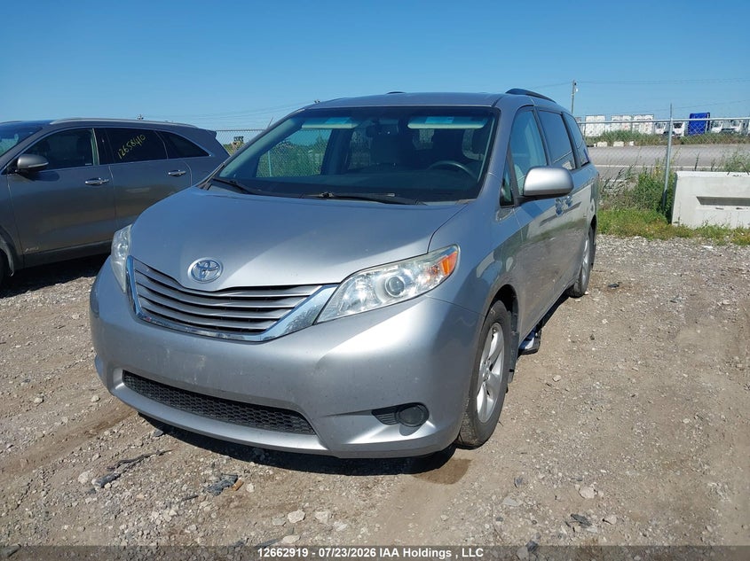 2015 Toyota Sienna, Right Side, IAAI, VIN 5TDKK3DC7FS531534 — photo 2