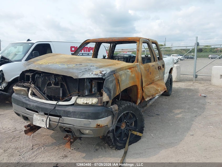 2004 Chevrolet Silverado, Total Burn, IAAI, VIN 1GCHK23294F261569 — photo 2