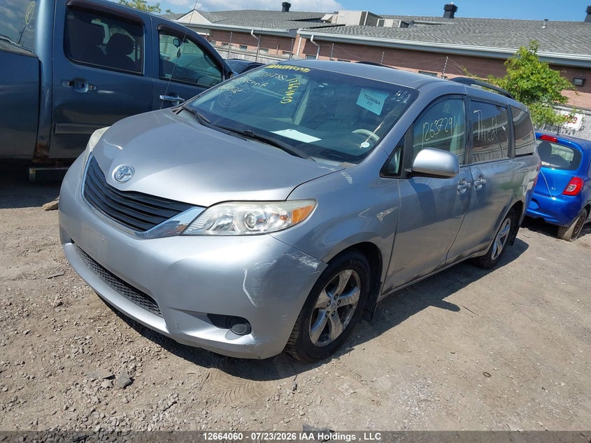 2013 Toyota Sienna, Удар спереду, IAAI, VIN 5TDKK3DC5DS311788 — фото 2