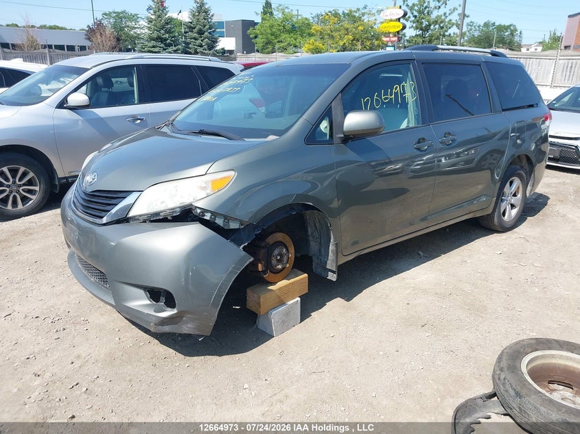 2011 Toyota Sienna, Front, IAAI, VIN 5TDJK3DC8BS007833 — photo 2