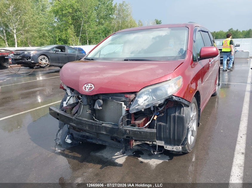 2014 Toyota Sienna, Front, IAAI, VIN 5TDXK3DC2ES454091 — photo 2