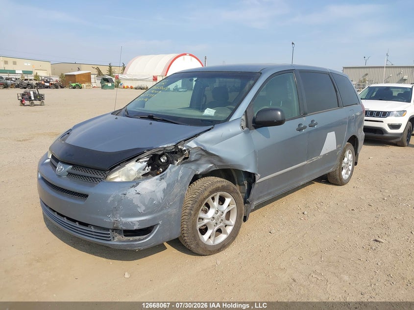 2005 Toyota Sienna, Left Front, IAAI, VIN 5TDBA29C95S032951 — photo 2