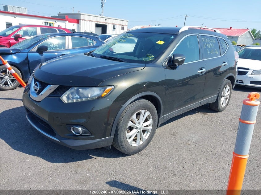 2015 Nissan Rogue, Right Side, IAAI, VIN 5N1AT2MT0FC918717 — photo 2