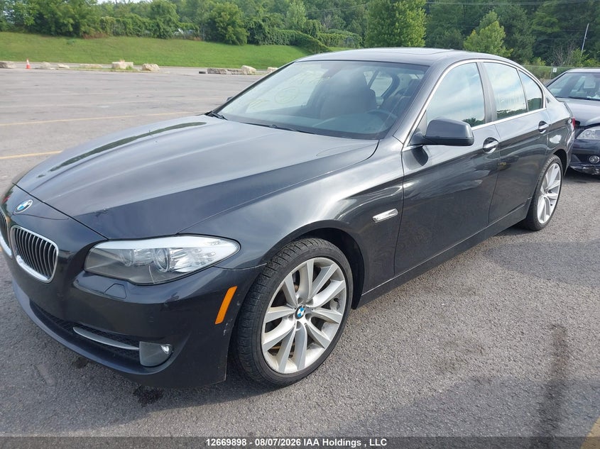 2013 BMW 5er, Charity, IAAI, VIN WBAFU7C58DDU74742 — photo 2