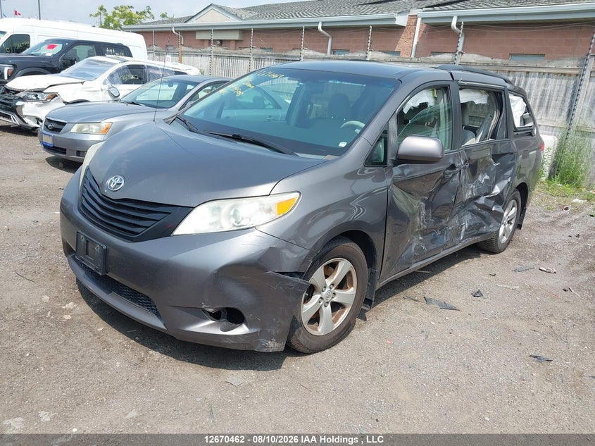 2014 Toyota Sienna, Удар спереди, IAAI, VIN 5TDZK3DCXES445003 — фото 2