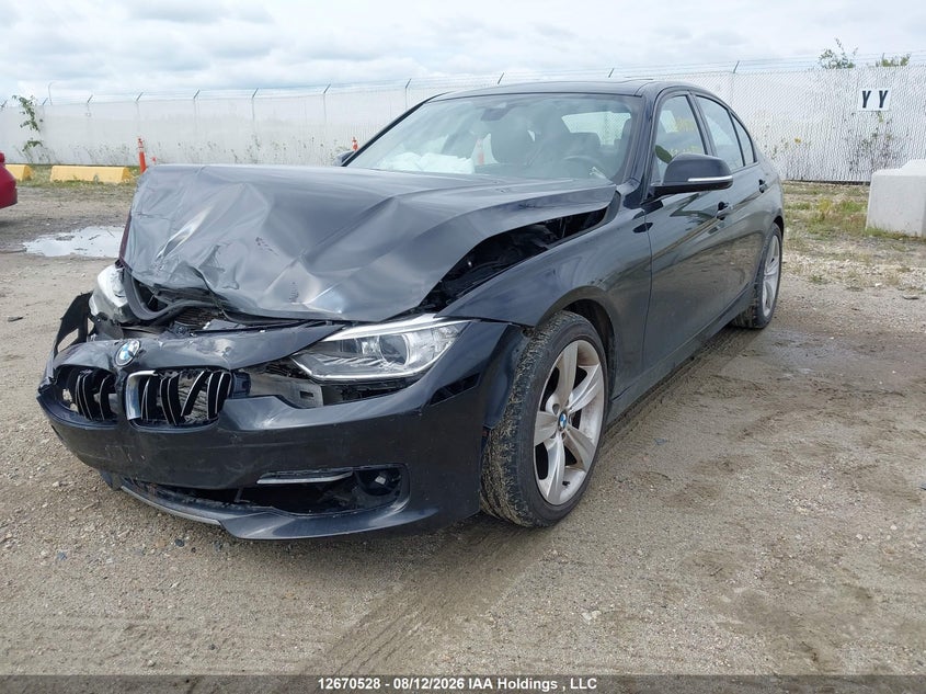2013 BMW 3er, Front, IAAI, VIN WBA3B9C52DF140389 — photo 2