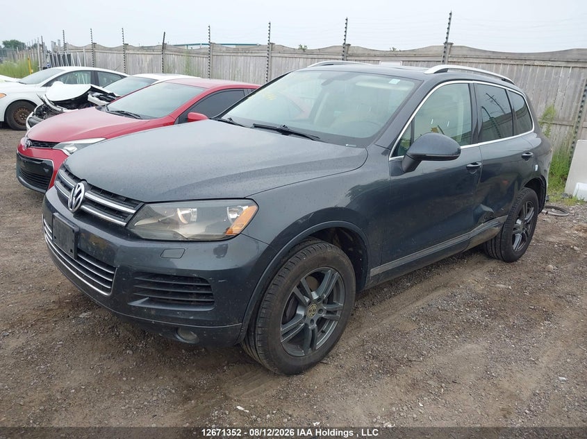 2014 Volkswagen Touareg, Left Side, IAAI, VIN WVGEF9BP2ED002444 — photo 2
