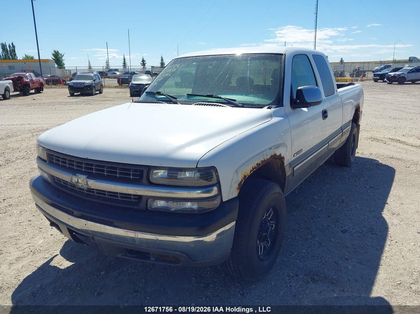 2000 Chevrolet Silverado, Theft Recovery, IAAI, VIN 1GCGK29U6YE219845 — photo 2