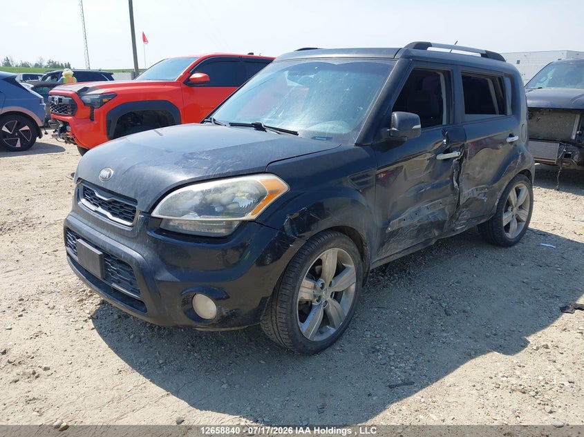 2013 Kia Soul, Левый бок, IAAI, VIN KNDJT2A6XD7582275 — фото 2