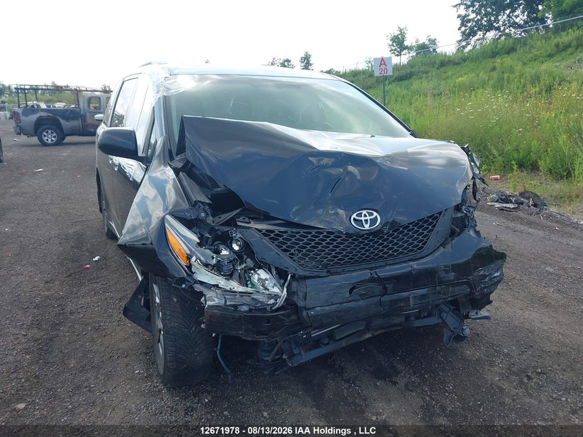 2017 Toyota Sienna Se 8 Passenger, Удар спереди, IAAI, VIN 5TDXZ3DC1HS805749