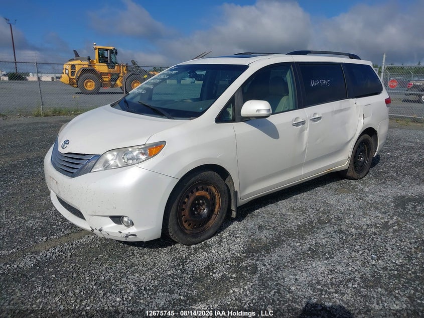 2014 Toyota Sienna, Левый бок, IAAI, VIN 5TDDK3DC8ES083781 — фото 2