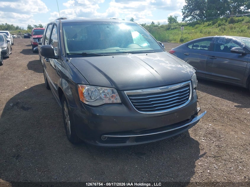 2015 Chrysler Town & Country Touring, Удар спереди, IAAI, VIN 2C4RC1BGXFR554661