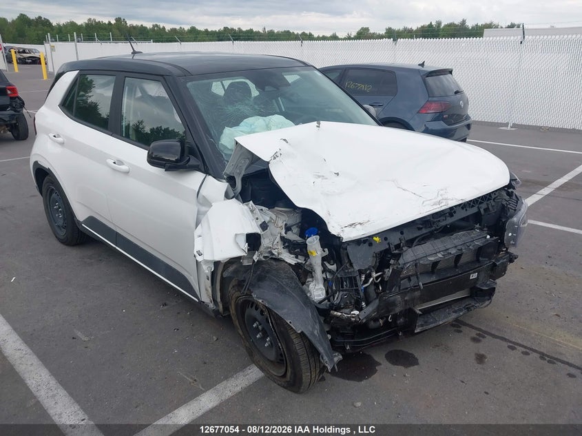 2025 Hyundai Venue Essential W/Two-Tone, Удар спереди, IAAI, VIN KMHRB8A33SU408718