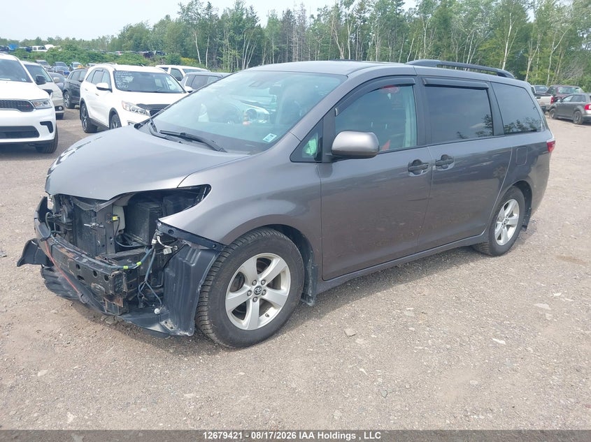 2018 Toyota Sienna, Front, IAAI, VIN 5TDZZ3DC8JS937406 — photo 2