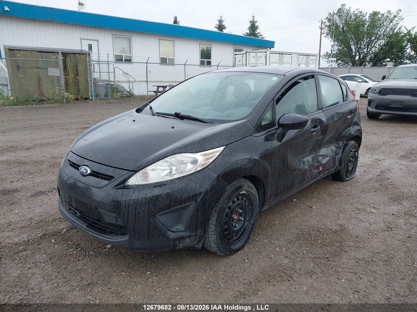 2013 Ford Fiesta, Левый бок, IAAI, VIN 3FADP4EJ0DM112862 — фото 2