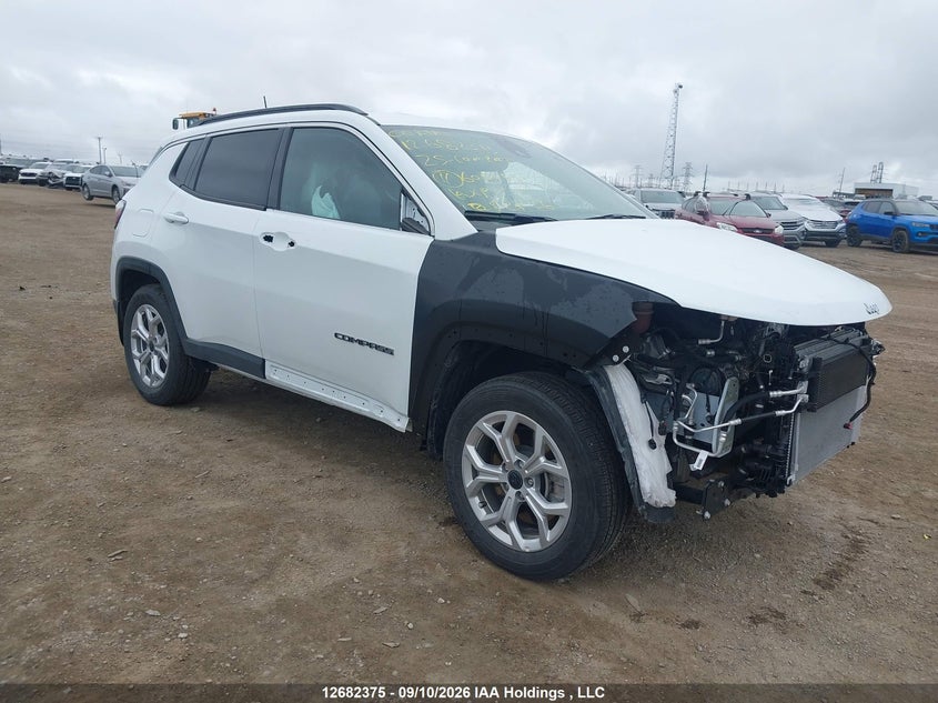 2025 Jeep Compass Latitude, Удар спереди, IAAI, VIN 3C4NJDBN8ST606669