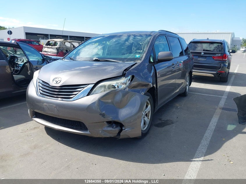 2012 Toyota Sienna, Удар сзади, IAAI, VIN 5TDKK3DC4CS279656 — фото 2