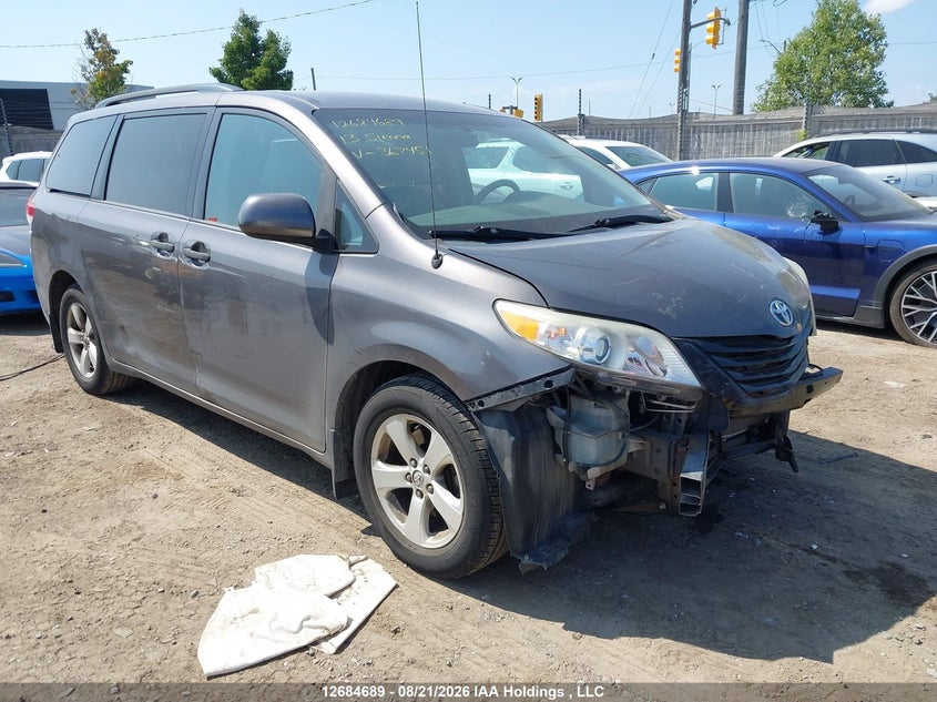 2013 Toyota Sienna V6 7 Passenger, Удар спереди, IAAI, VIN 5TDZK3DCXDS367451