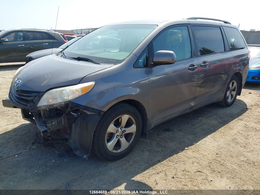 2013 Toyota Sienna, Front, IAAI, VIN 5TDZK3DCXDS367451 — photo 2