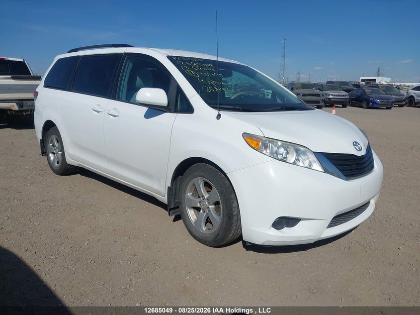 2013 Toyota Sienna Le, Пожар (мотор), IAAI, VIN 5TDKK3DC4DS352025