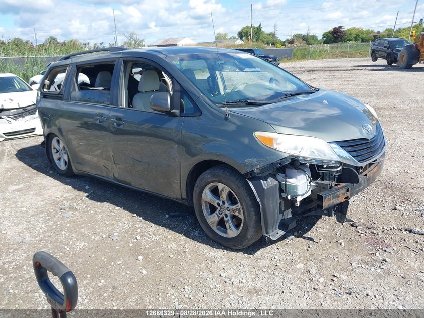 2014 Toyota Sienna Le 8 Passenger, Удар спереди, IAAI, VIN 5TDKK3DC6ES504503