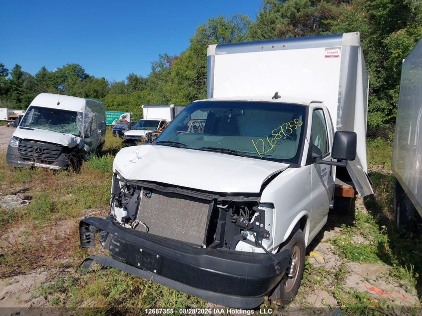 2022 GMC Savana Cutaway G3500, Front, IAAI, VIN 1GD07SF74N1225448 — photo 2