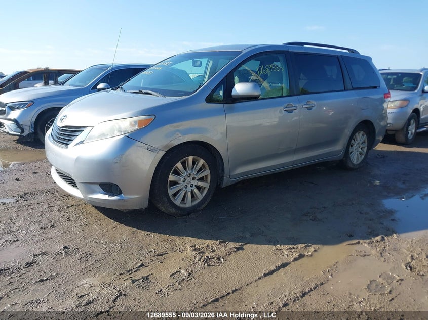 2013 Toyota Sienna, Left Side, IAAI, VIN 5TDJK3DC7DS064057 — photo 2