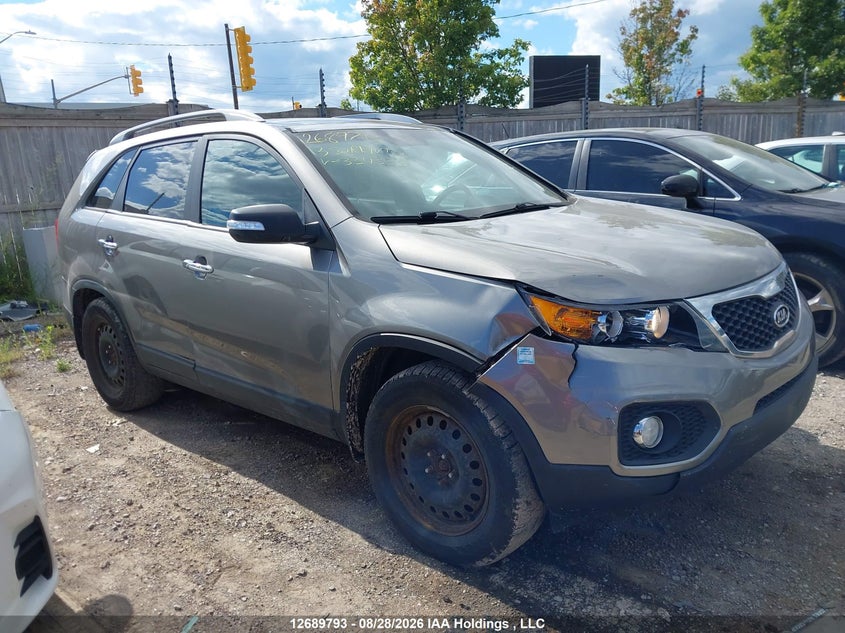 2013 Kia Sorento, Удар спереди, IAAI, VIN 5XYKUDA21DG334333