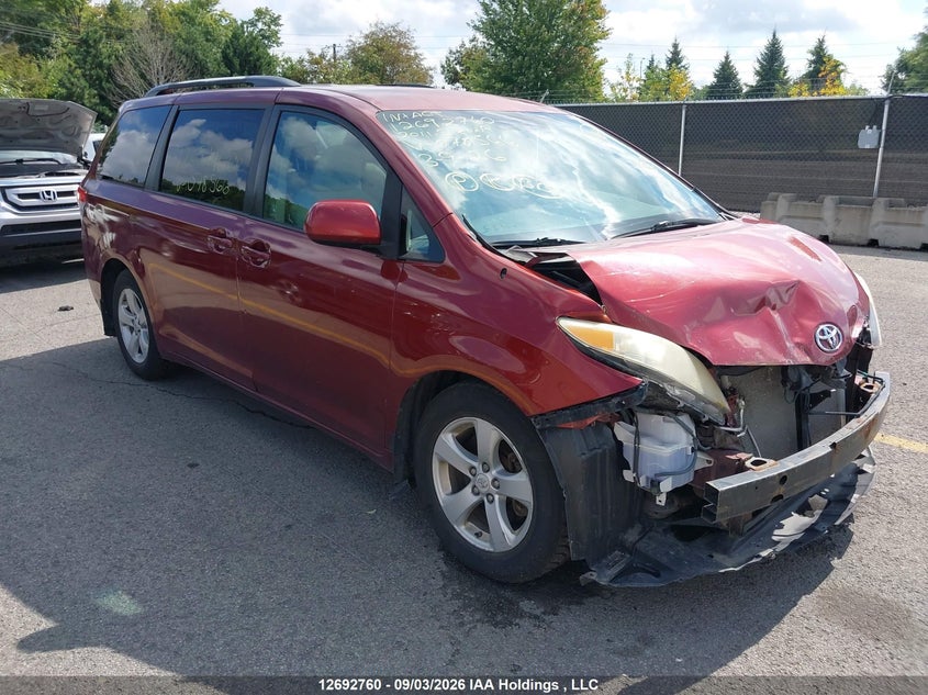 2011 TOYOTA SIENNA
