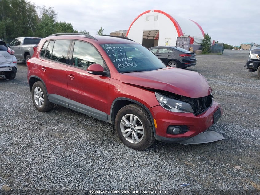 2015 Volkswagen Tiguan S/Se/Sel/R-Line, Удар спереди, IAAI, VIN WVGJV7AX5FW020501