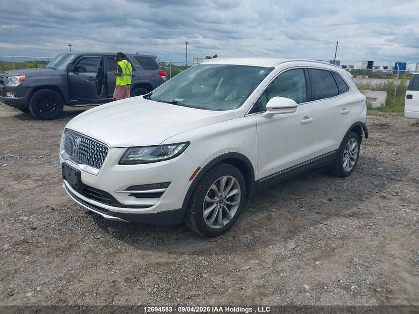 2019 Lincoln MKC, Удар сзади, IAAI, VIN 5LMCJ2D93KUL22506 — фото 2