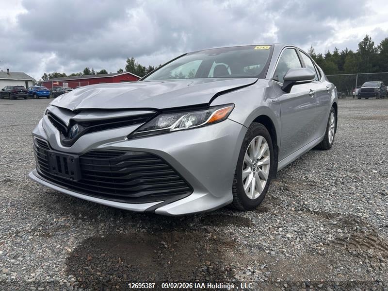 2018 Toyota Camry Le, Front, IAAI, VIN 4T1B31HK2JU003726 — photo 2