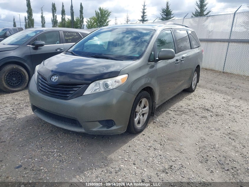 2012 Toyota Sienna, Правый бок, IAAI, VIN 5TDZK3DC5CS201398 — фото 2