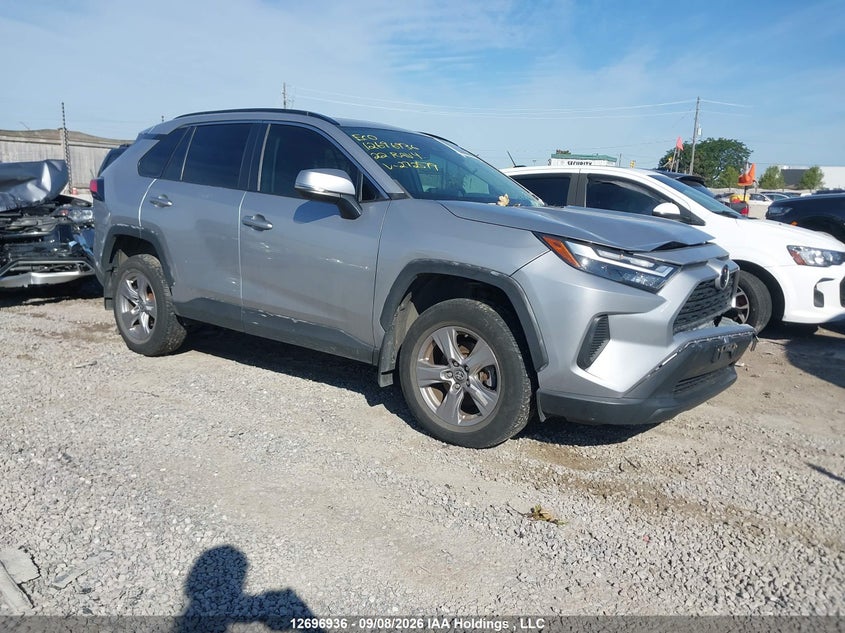 2022 Toyota Rav4 Xle, Удар спереди, IAAI, VIN 2T3R1RFV2NC272579