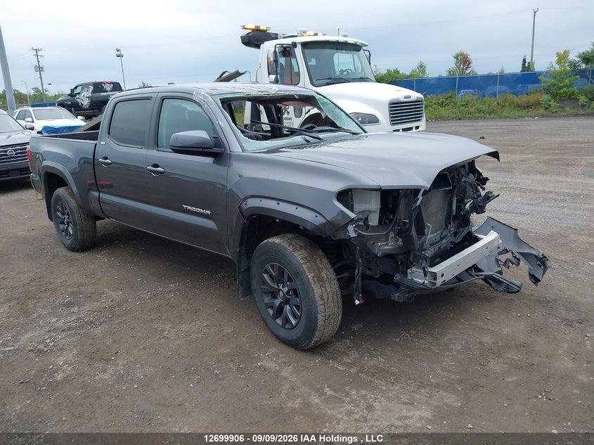 2022 Toyota Tacoma, Удар спереди, IAAI, VIN 3TYDZ5BN8NT012094