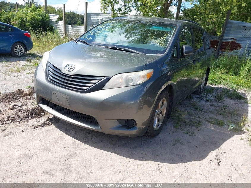 2013 Toyota Sienna, Удар ззаду, IAAI, VIN 5TDZK3DC1DS325654 — фото 2