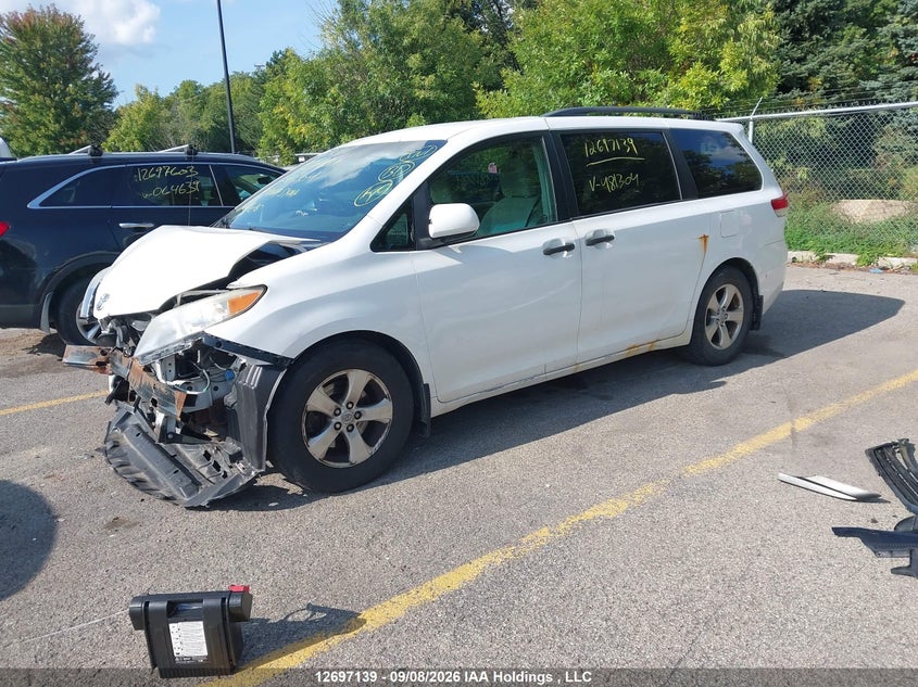 2014 Toyota Sienna, Возможны проблемы с механикой, IAAI, VIN 5TDZK3DC6ES481304 — фото 2